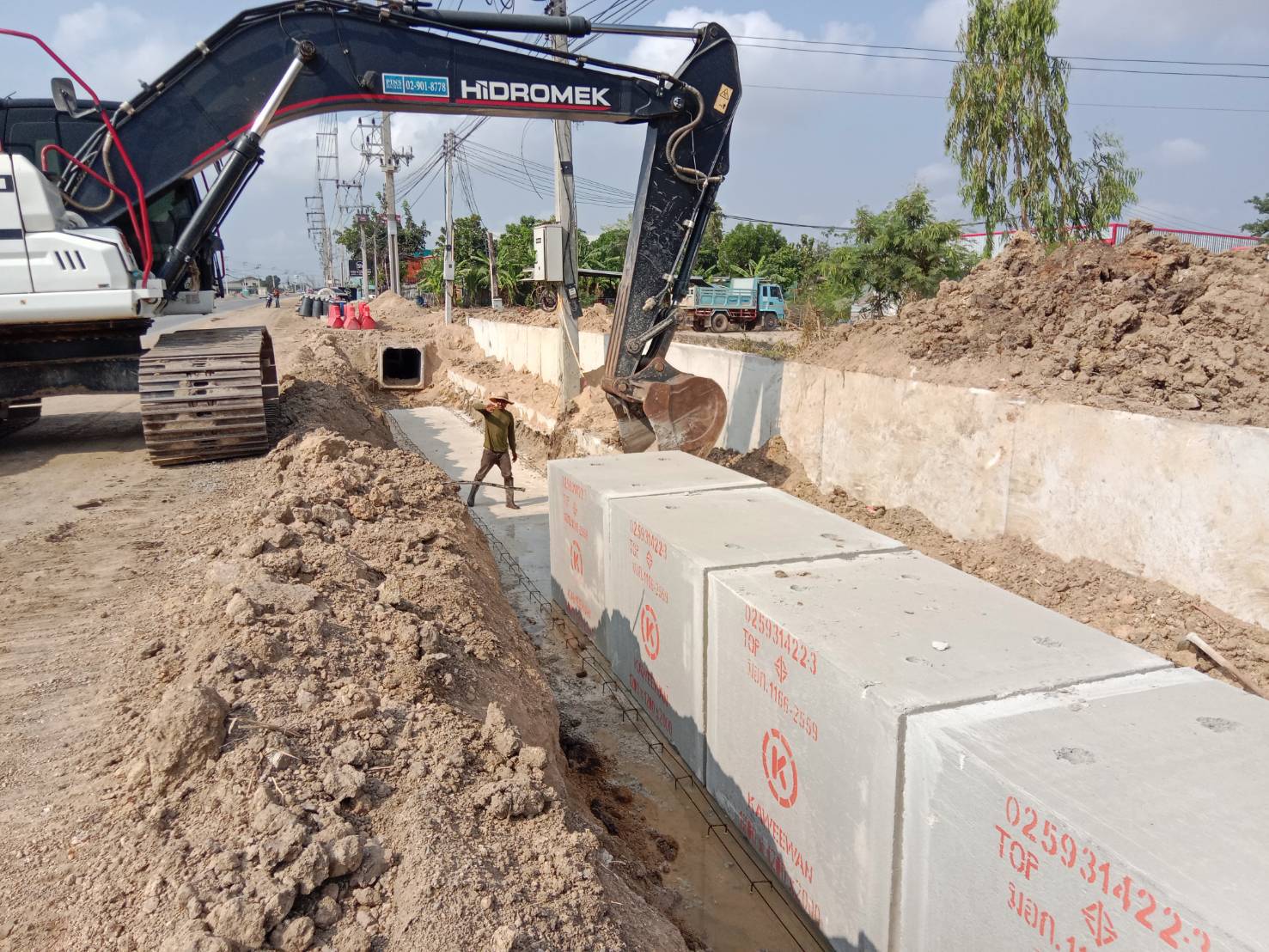 งานวางท่อเหลี่ยมคอนกรีตเสริมเหล็กขนาด 1.20×1.20×2.00 ม