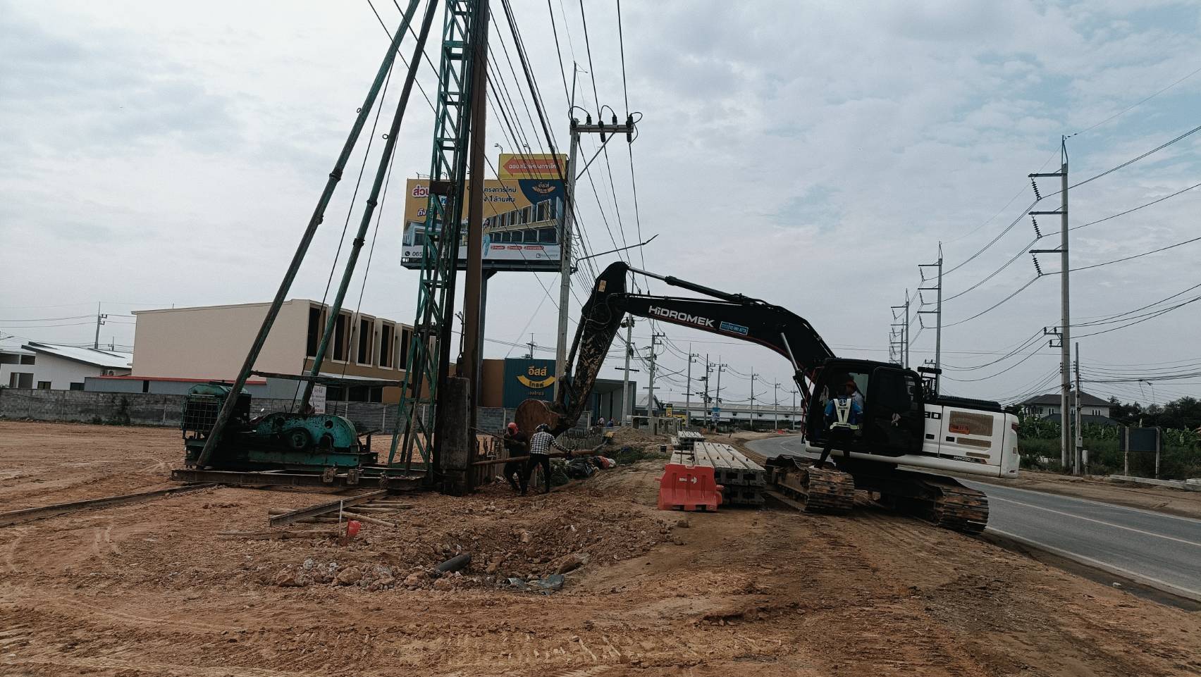 งานตอกเสาเข็มคอนกรีตเสริมเหล็กขนาด 0.30×0.30×15.00 ม. สำหรับกำแพงกันดินชนิดเสียบนแผ่น