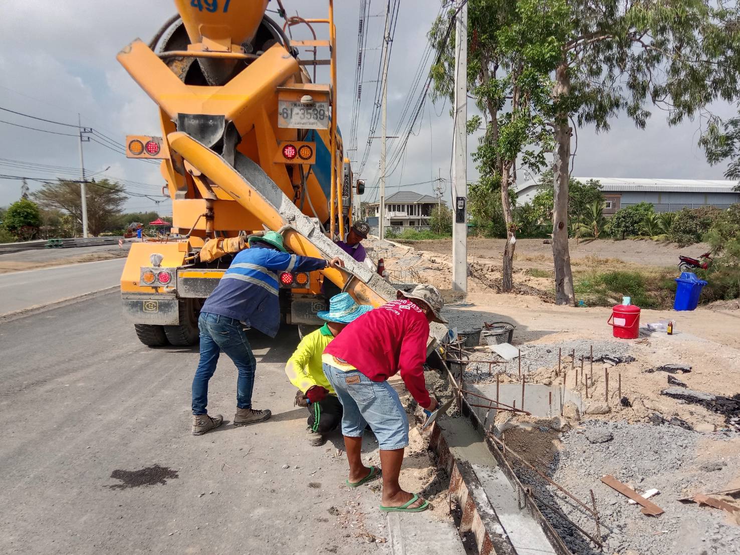 งานเทคอนกรีตคันหินรางตื้น