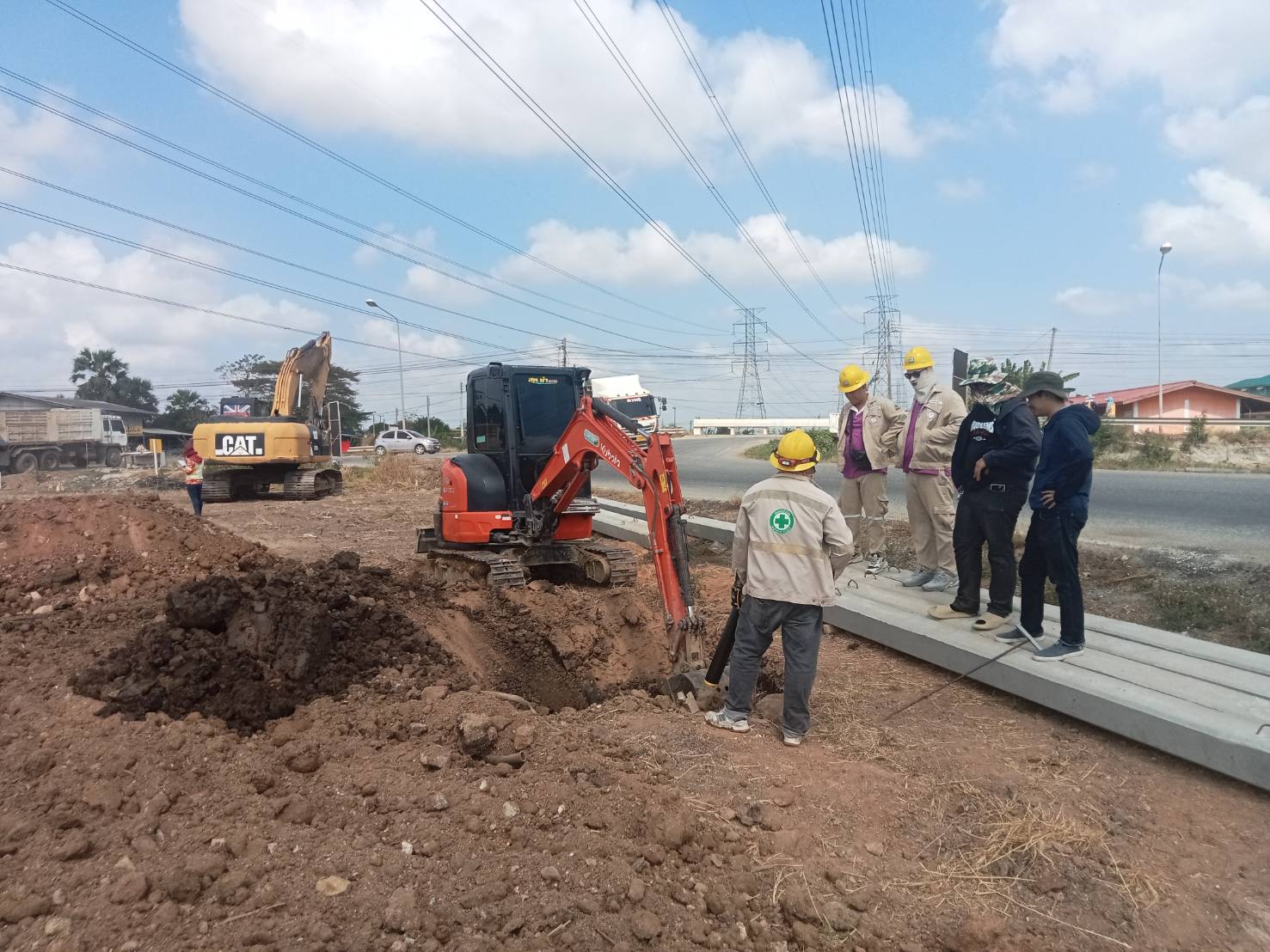 การไฟฟ้าส่วนภูมิภาคเข้าเปิดแนว DuctBank บริเวณสะพานคลองขวางล่าง