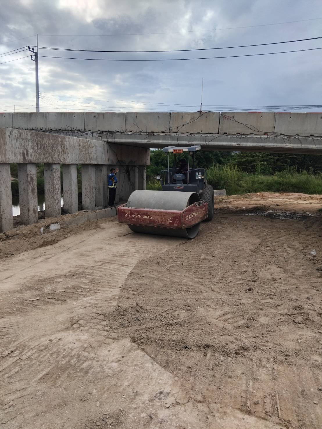 งานรองพื้นทางวัสดุมวลรวม บริเวณ กม. 9+710 (U-TURN กลับรถใต้สะพานคลองขวางบน)