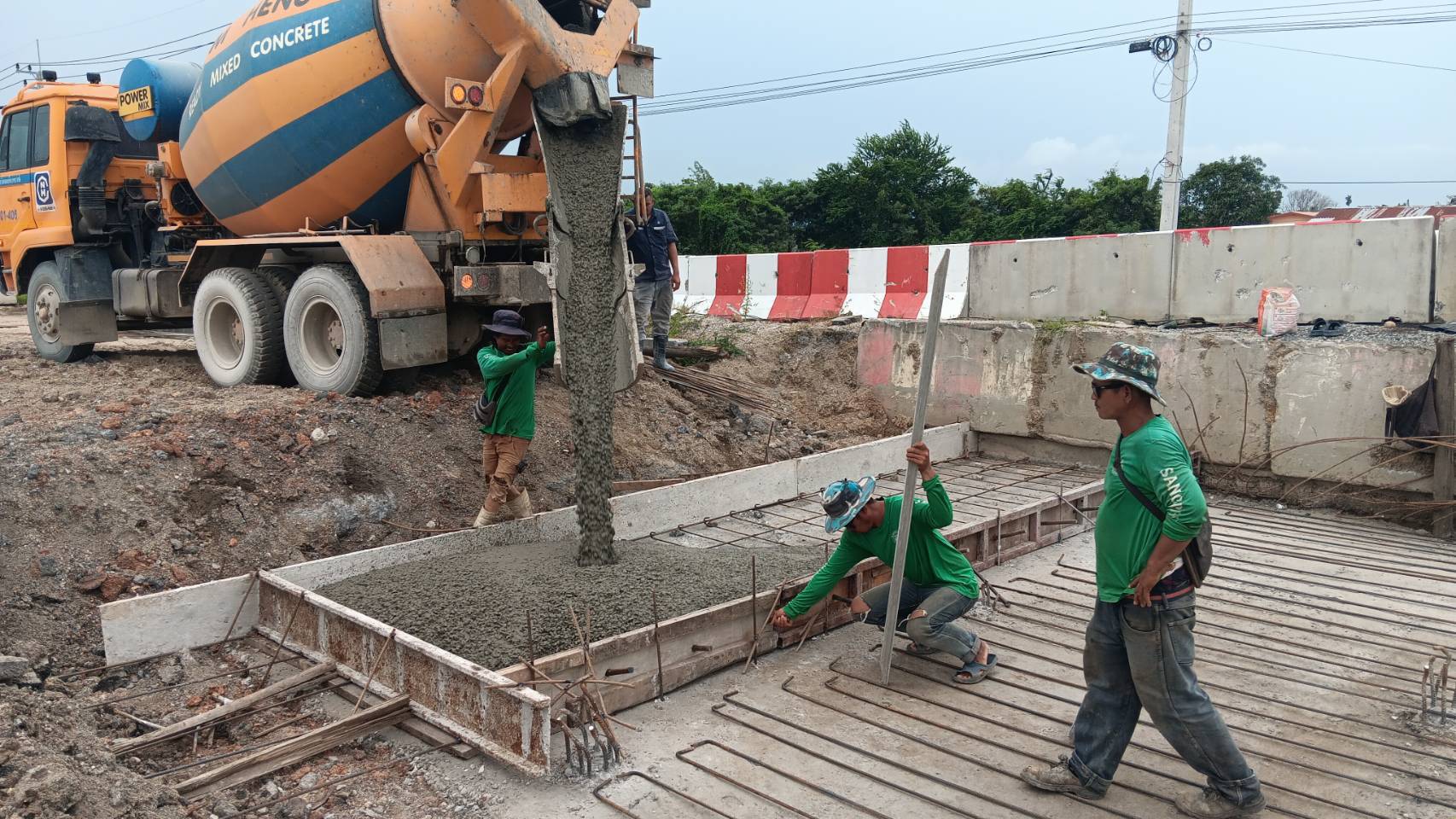 งานเทคอนกรีต Bearing Unit Appost Slap บริเวณ กม. 9+745 (คลองขวางบน)