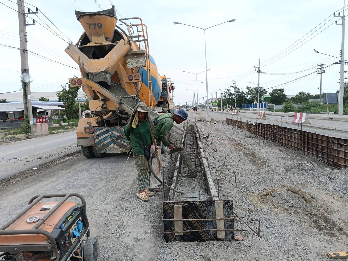 งานเทคอนกรีตคันหินรางตื้น