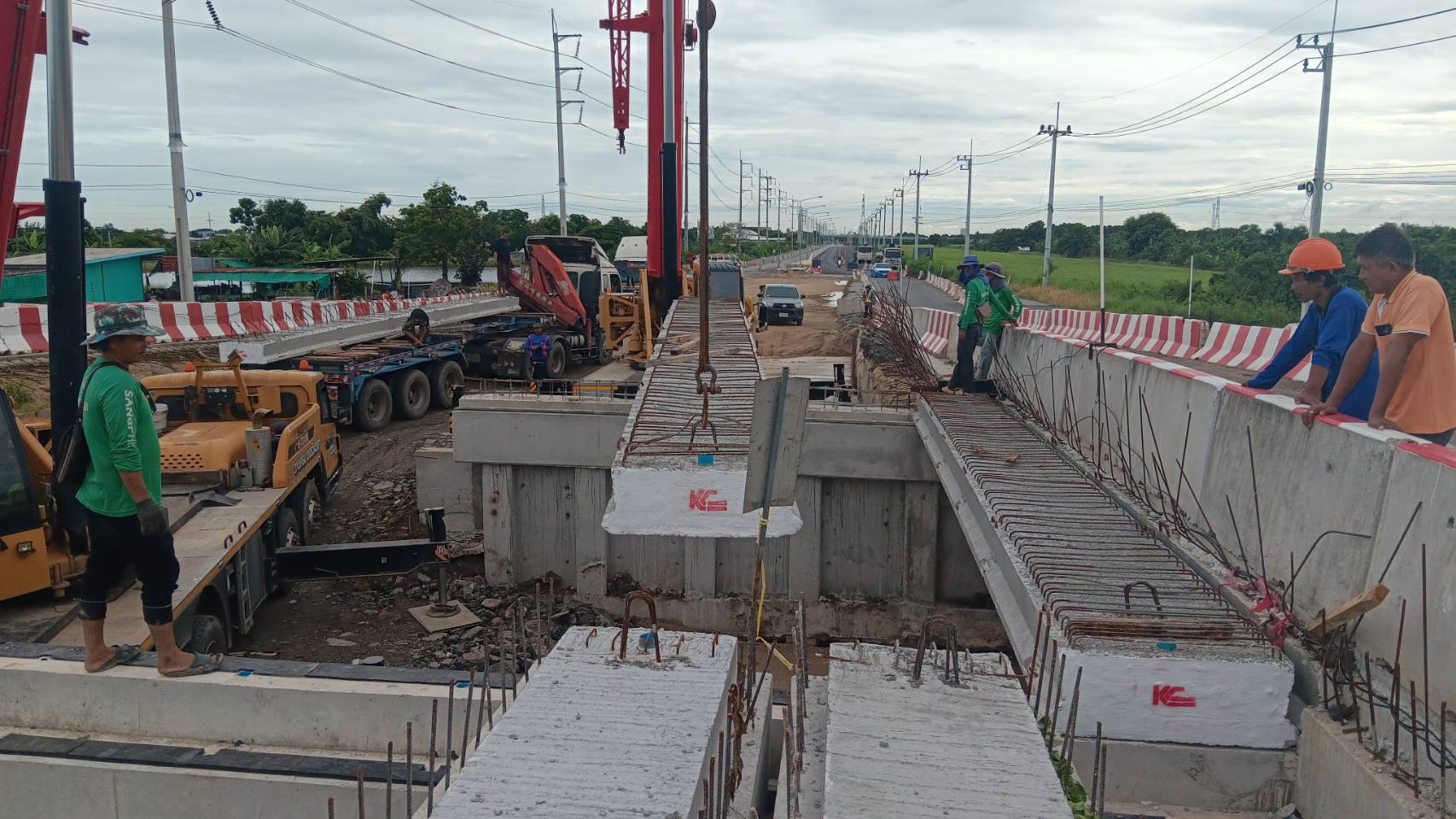 งานผูกเหล็ก Toping และ งานวาง Plank Girder และ Box Girder สะพานคลองขวางบน
