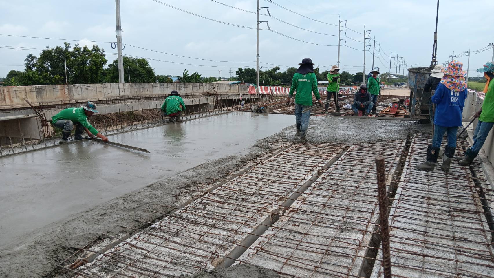 งานเทคอนกรีต Toping พื้นสะพานคลองขวางบน P1-P3