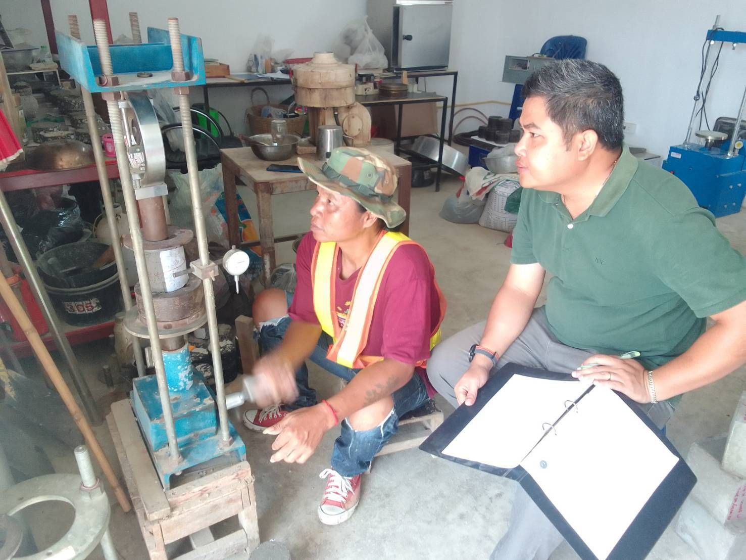 ทดสอบ unconfined compressive strength test  งานพื้นทางหินคลุกผสมซีเมนต์
