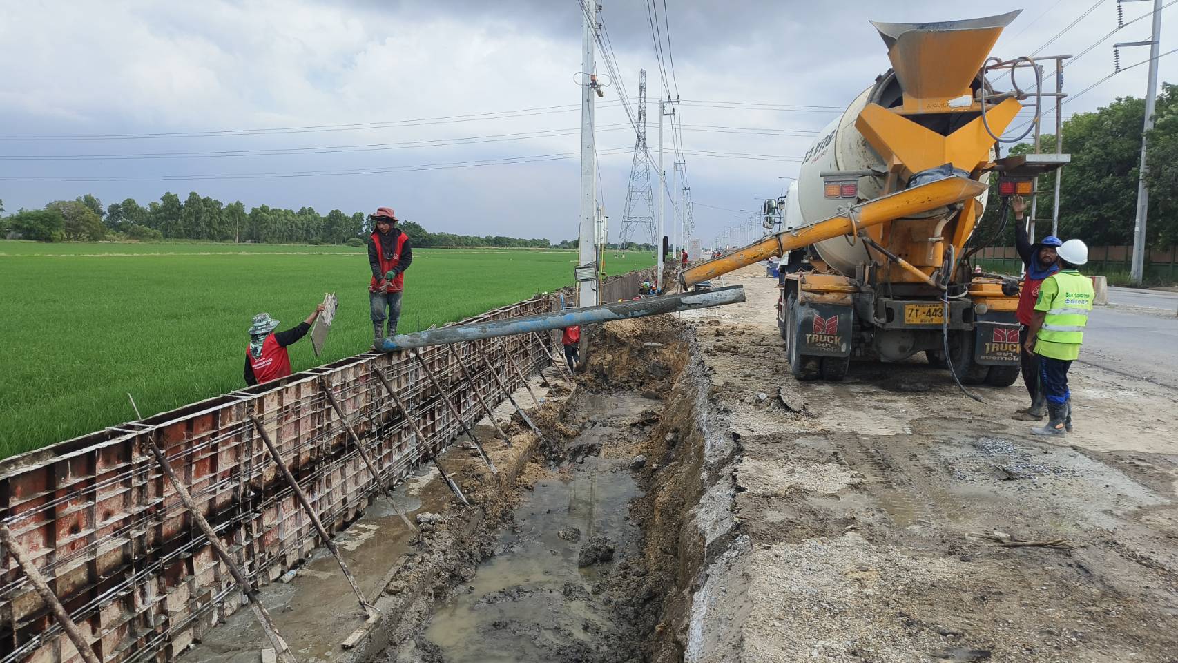 งานเทคอนกรีตคันหินรางตื้น เทคอนกรีตผนังและฐานกำแพงกันดินชนิดฐานแผ่สูง 1.50 ม