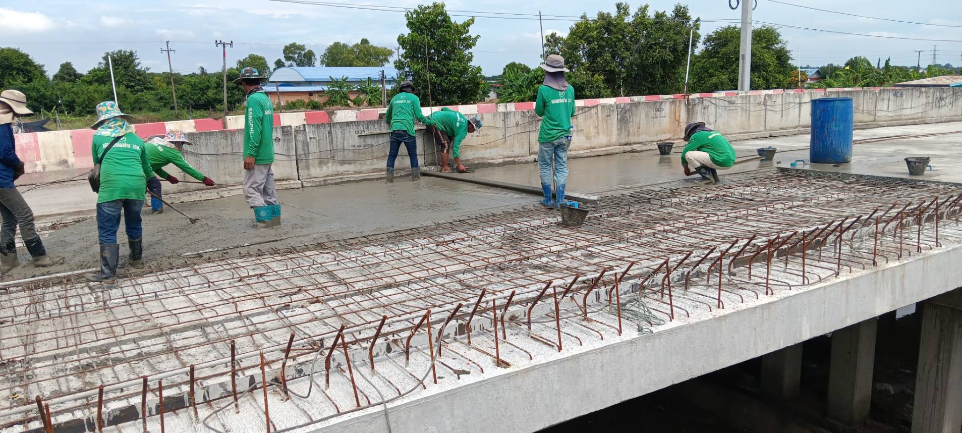 งานผูกเหล็กพื้นสะพานและเทคอนกรีต (สะพานคลองขวางบน)