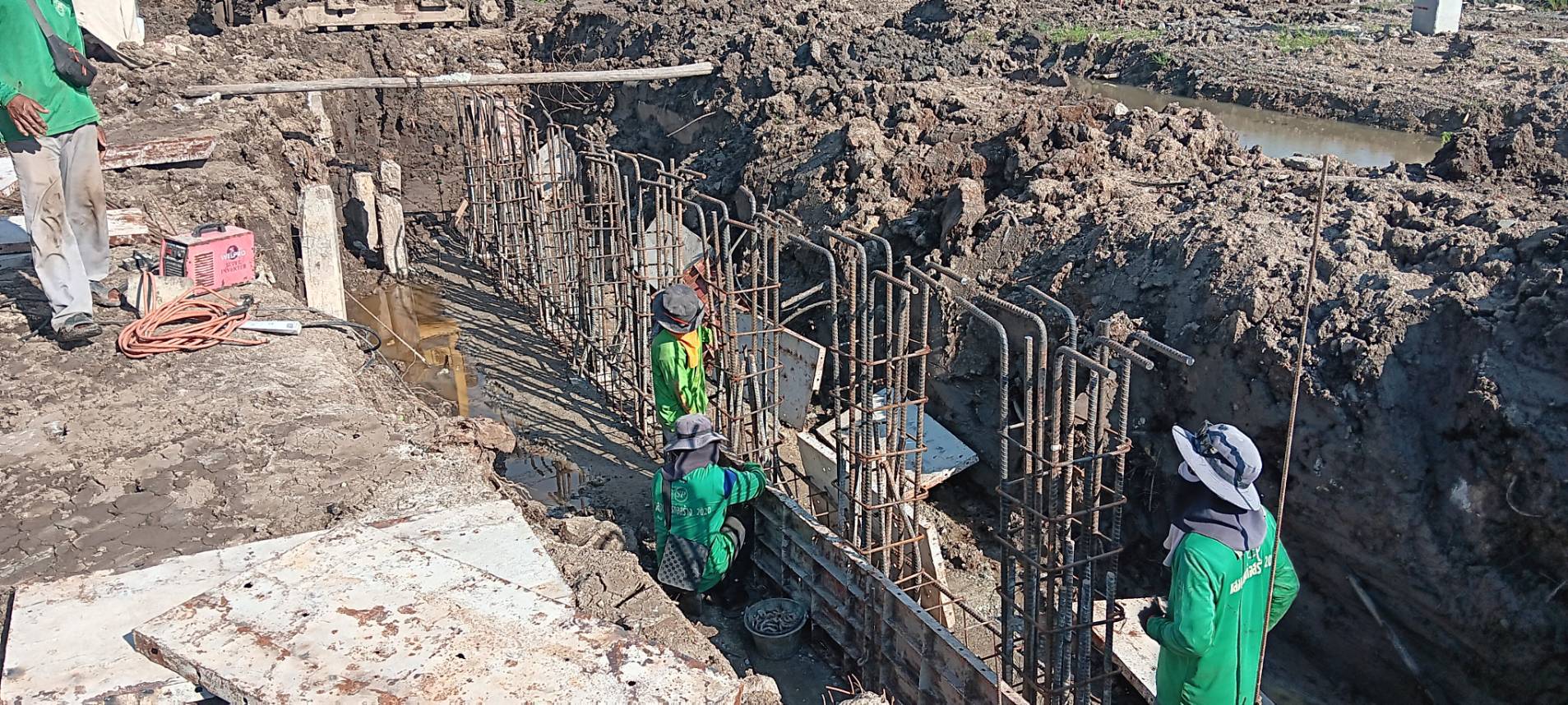งานผูกเหล็กเข้าแบบคานรัดเสาตอม่อสะพาน (สะพานคลองขวางล่างแยกไป 3020 แสนภูดาษ)