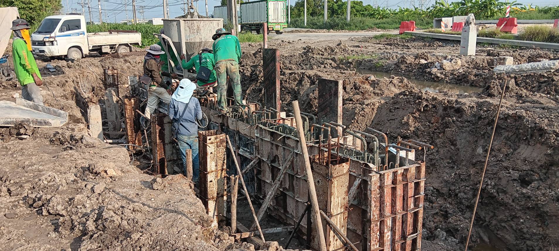 งานเทคอนกรีเสาตอม่อสะพาน บริเวณ กม. 6+653 RT (สะพานคลองขวางล่างแยกไป 3020 แสนภูดาษ)