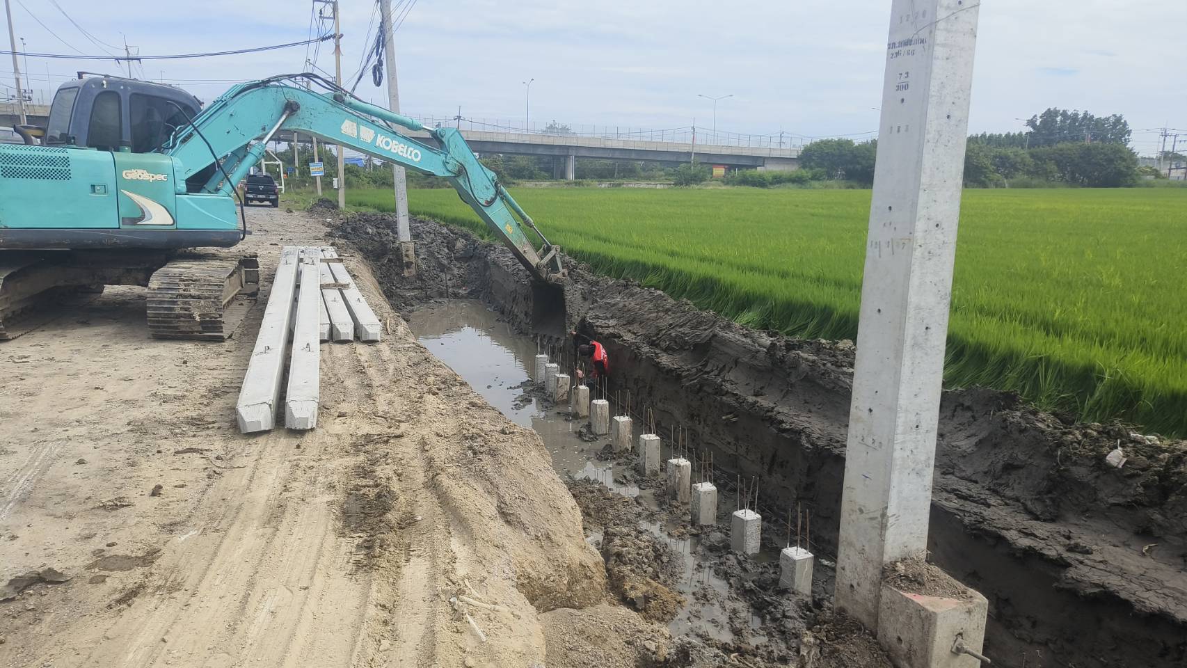 งานกดเสาเข็มคอนกรีตเสริมเหล็กขนาด 0.22×0.22×10.00 ม. (สำหรับกำแพงกันดินชนิดฐานแผ่สูง 1.50 ม.)