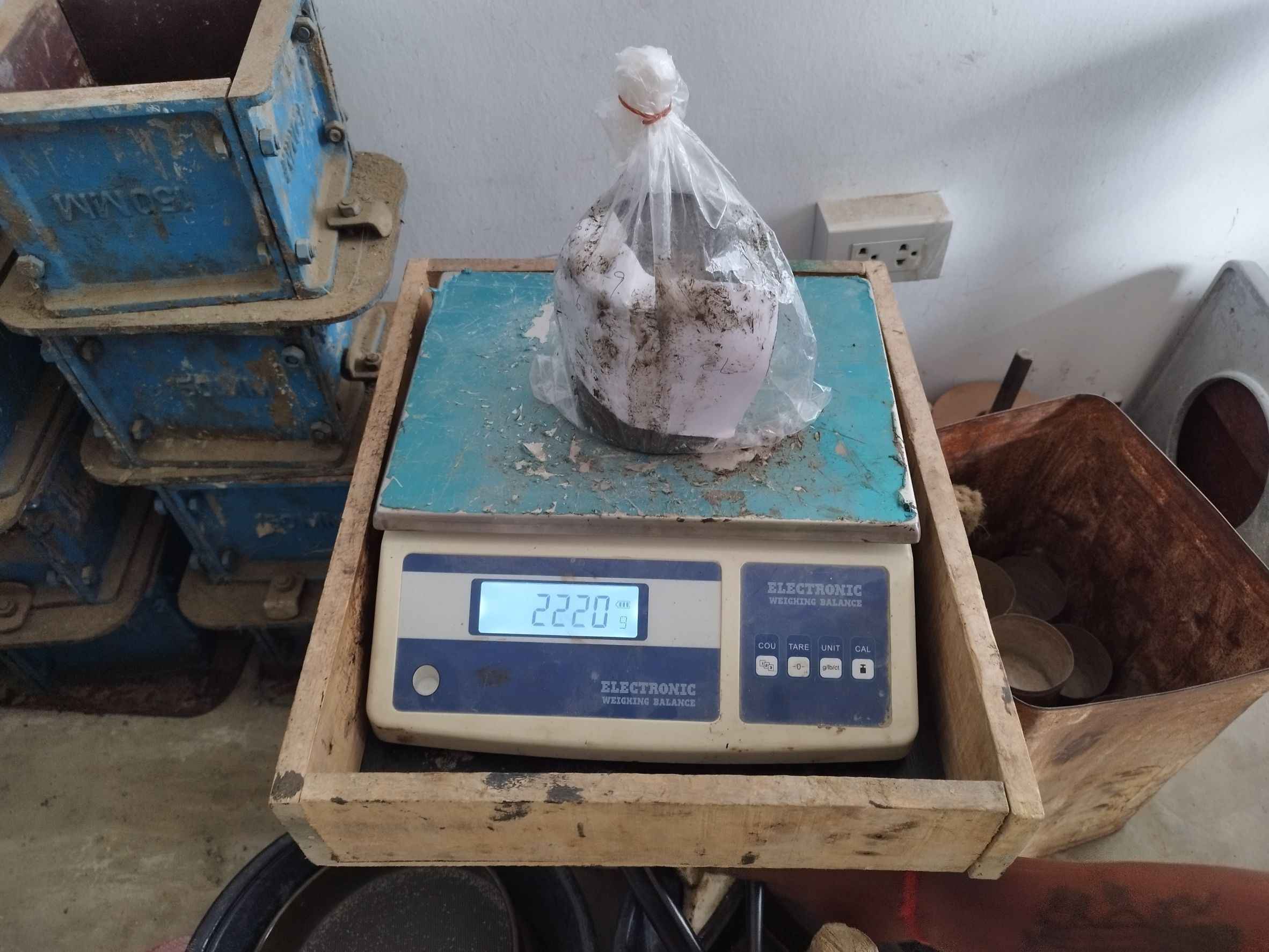 เตรียมตัวอย่างทดสอบ unconfined compressive strength test  งานพื้นทางหินคลุกผสมซีเมนต์