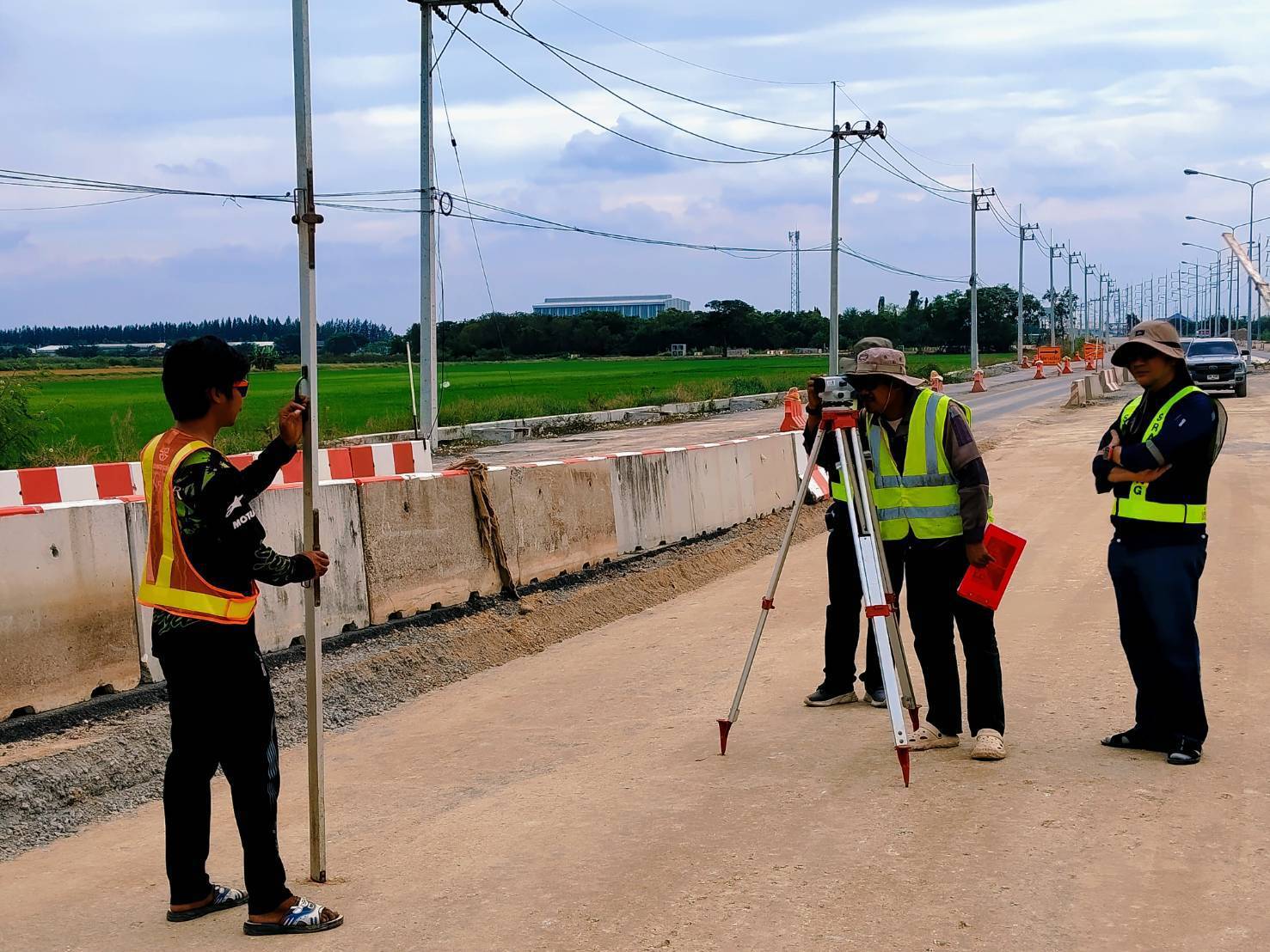 งานตรวจสอบแนวและระดับงานพื้นทางหินคลุกผสมซีเมนต์ และงานรองพื้นทางวัสดุมวลรวม
