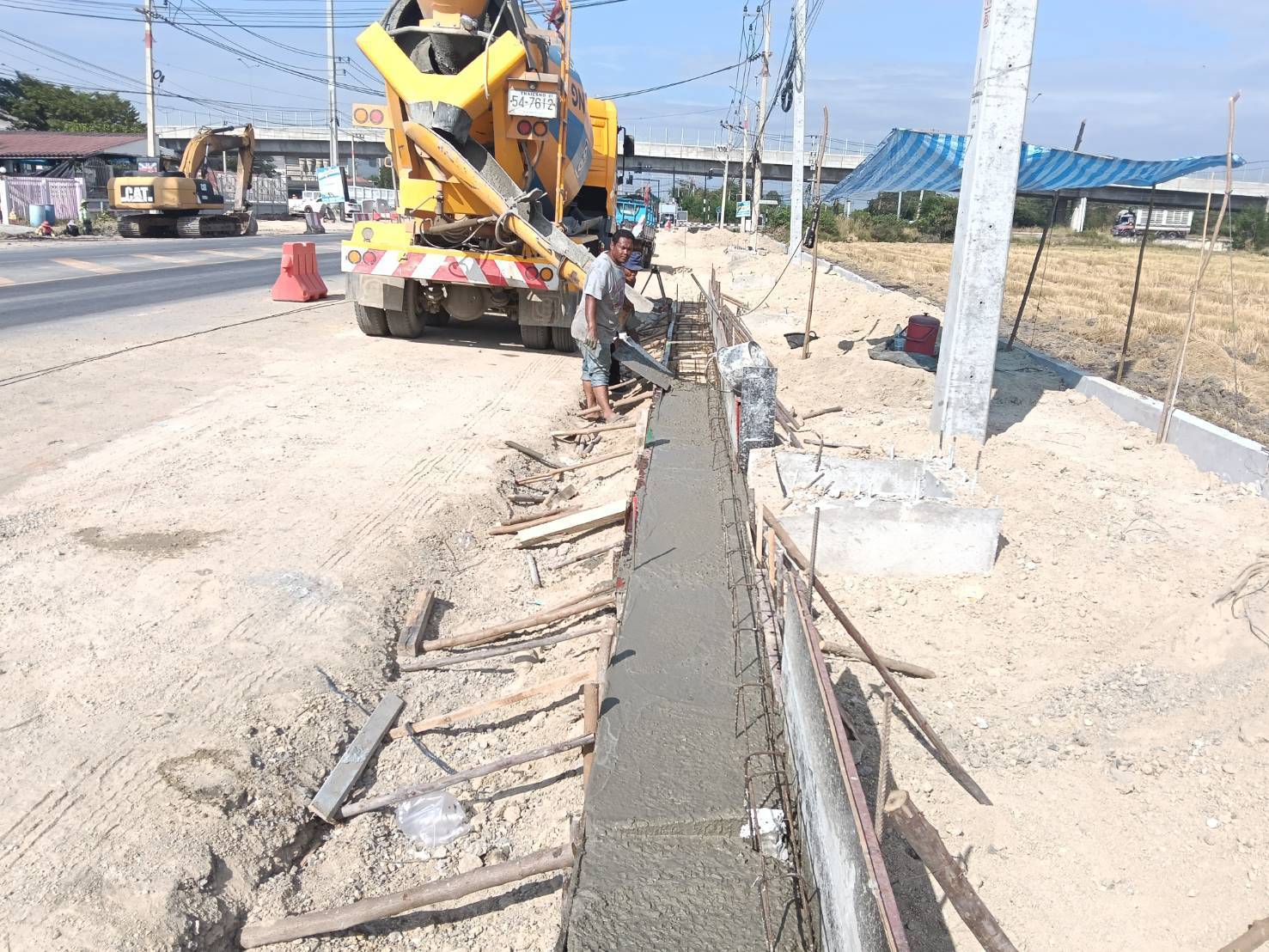 งานเทคอนกรีตคันหินรางตื้น