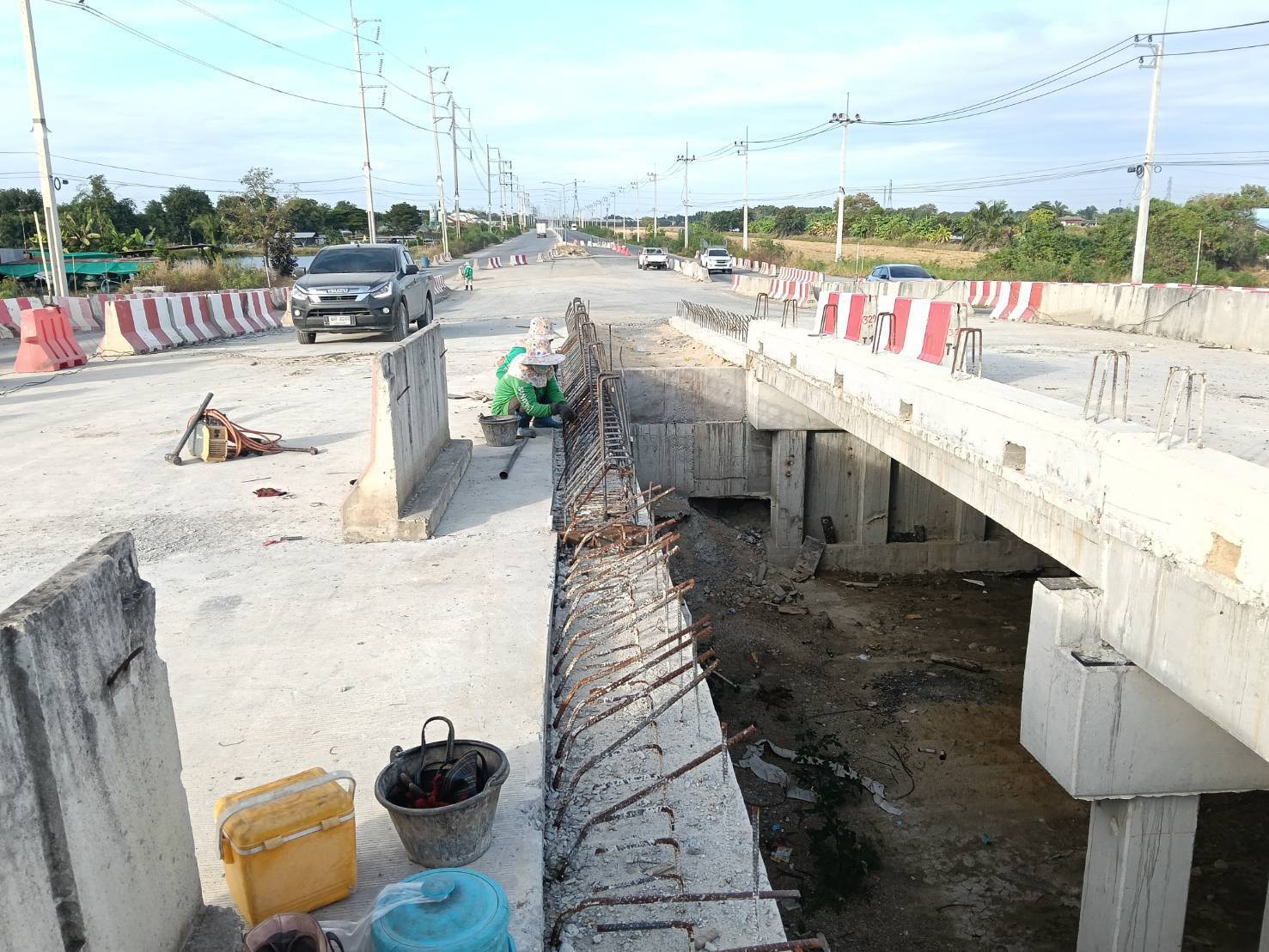 งานผูกเหล็กราวสะพาน