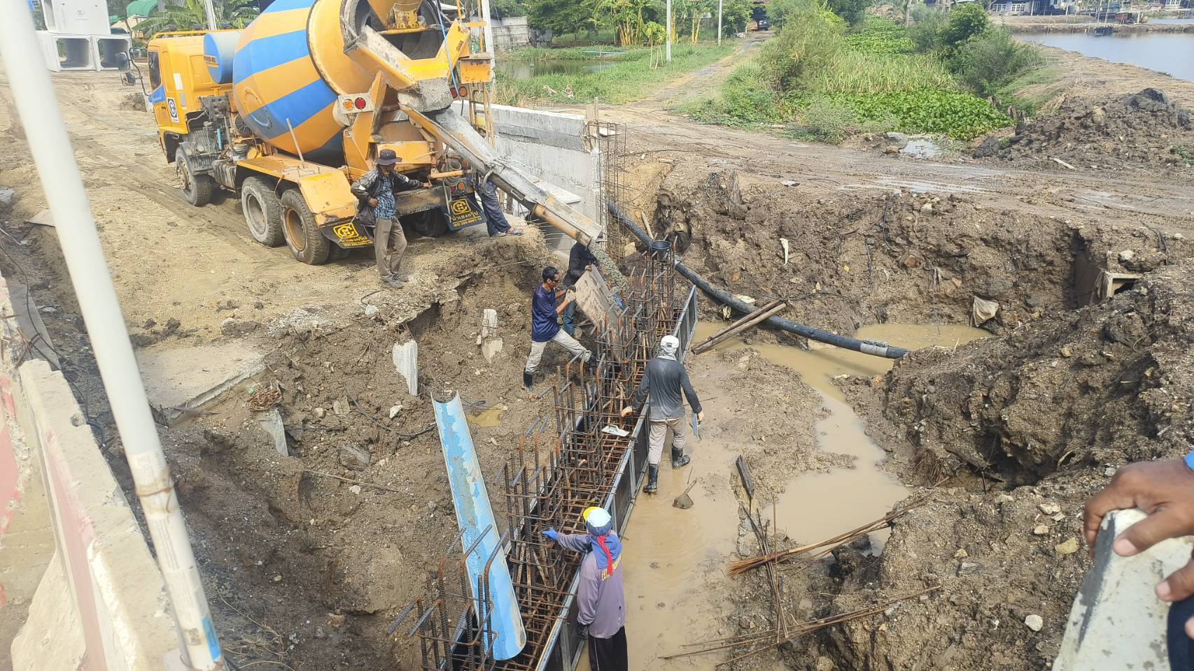 งานเทคอนกรีตคานรัดเสาเข็มสะพาน P1