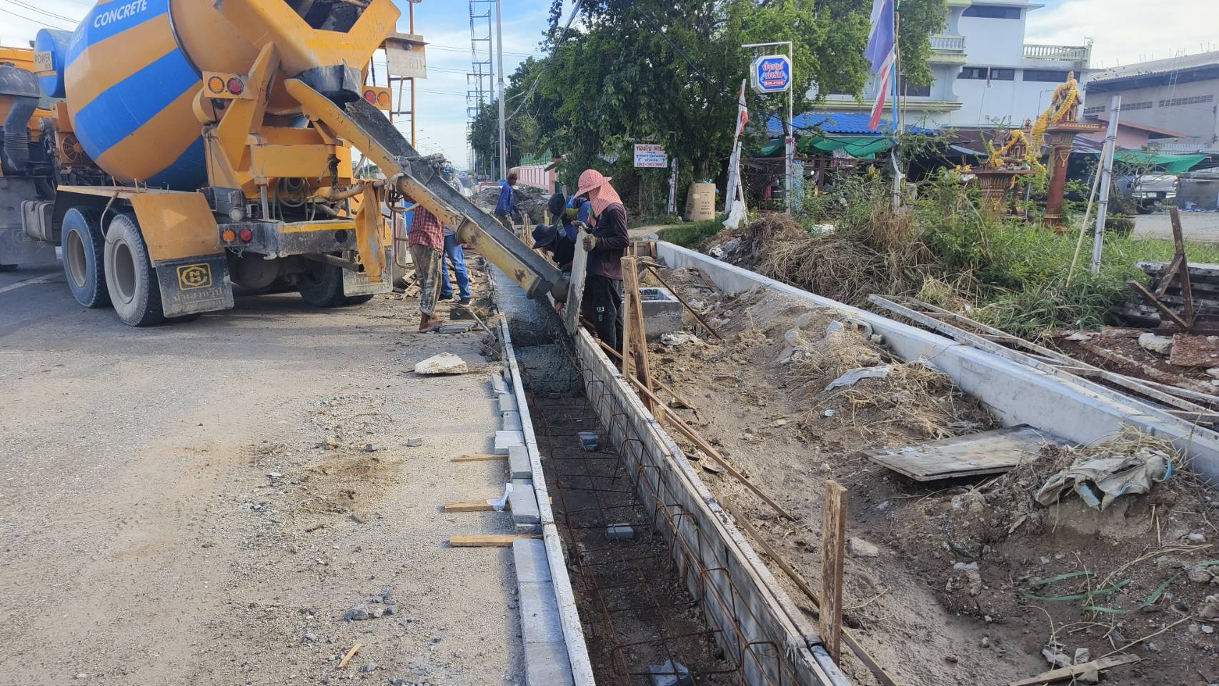งานเทคอนกรีตคันหินรางตื้น