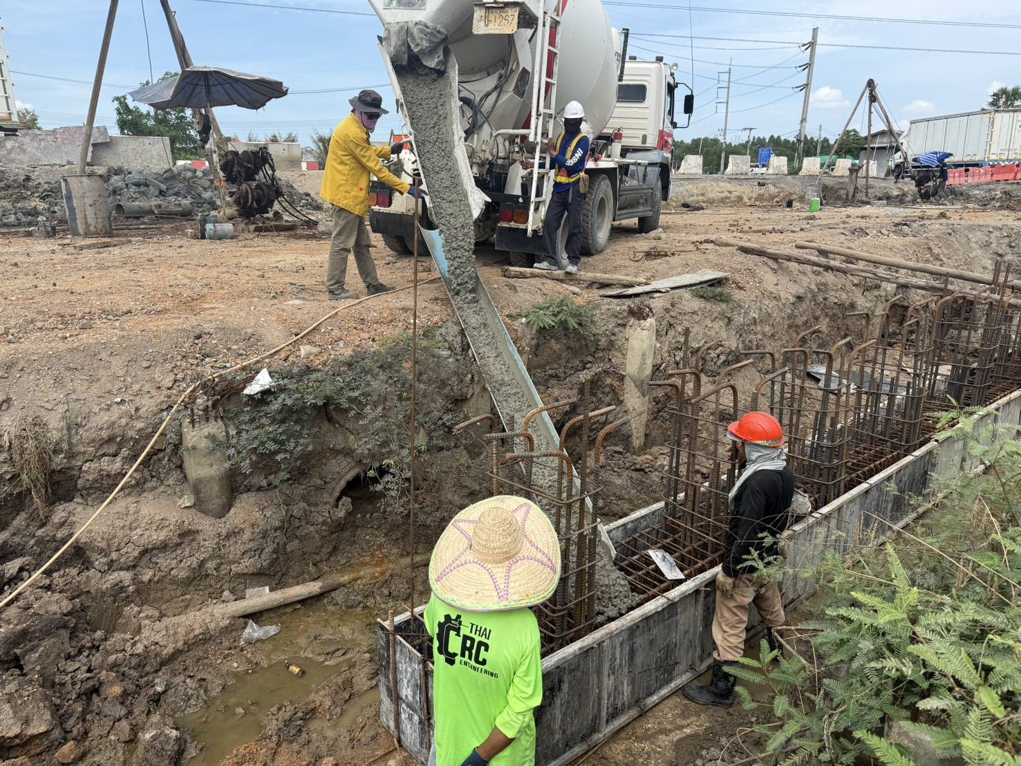 งานเทคอนกรีตคานรัดเสาเข็มสะพานคลองขวางล่าง