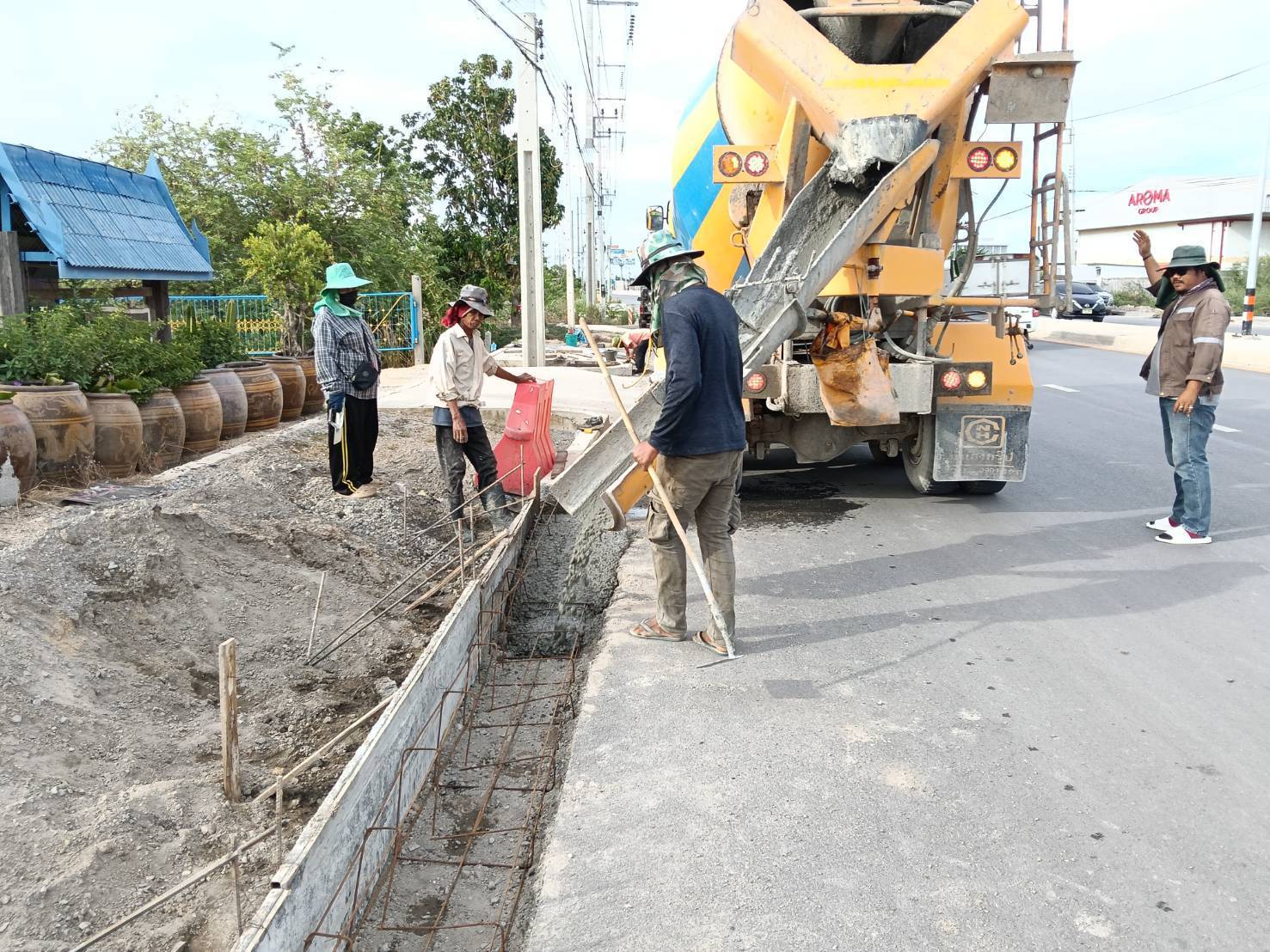 งานเทคอนกรีตคันหินรางตื้น