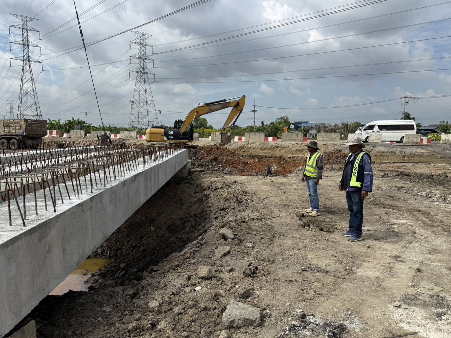 งานวาง Box Girder สะพาน บริเวณ กม. 6+653 RT (สะพานคลองขวางล่าง แยกไป ฉช 3020 )
