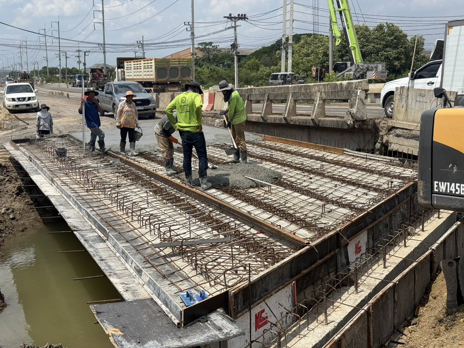 งานเทคอนกรีต Topping สะพาน บริเวณ กม. 6+653 LT (สะพานคลองขวางล่าง)