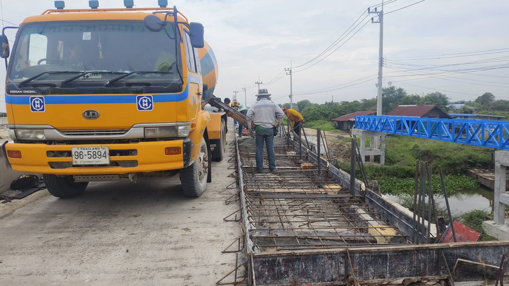 งานผูกเหล็ก และเทคอนกรีตราวสะพานแบบมีทางเท้า