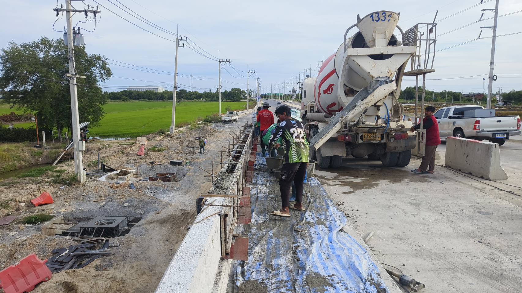 งานเทคอนกรีตราวสะพานแบบมีทางเท้า